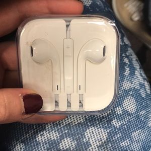 BRAND NEW NEVER USED APPLE HEADPHONES